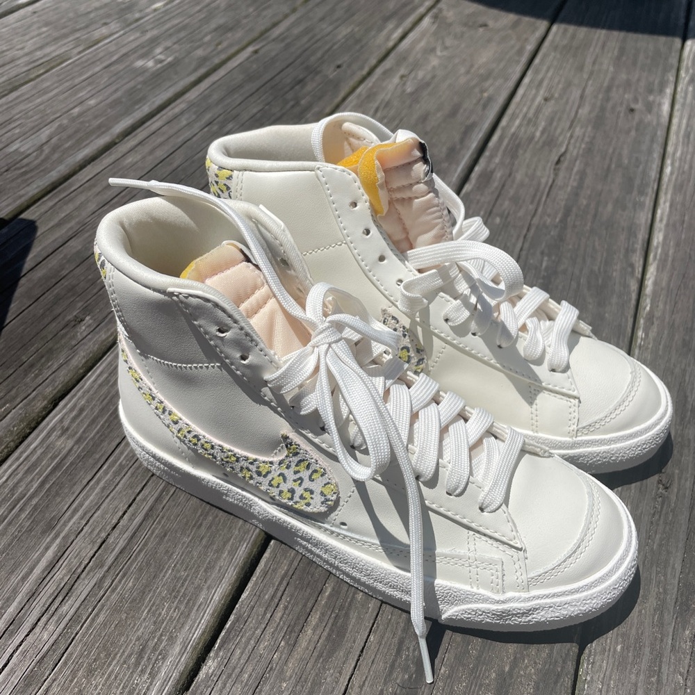 Nike Blazer Mid ‘77 SE size women’s 5.5